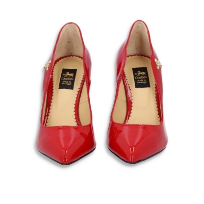 Sapatos de salto alto vermelhos verniz com biqueira fina e etiqueta Castanho