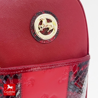 Mala vermelha detalhada com logótipo dourado da marca Cavalinho