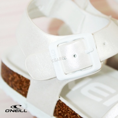 Sandália branca com fivela e sola de cortiça
