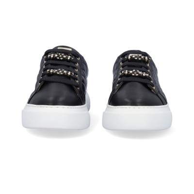 Ténis pretos com sola branca e pedras brilhantes nos atacadores