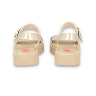 Sandálias femininas bege com fivela dourada e sola de plataforma