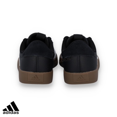 Ténis Adidas pretos com sola castanha vistos de trás