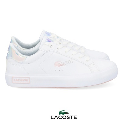 Ténis brancos Lacoste com detalhes iridescentes e logo crocodilo