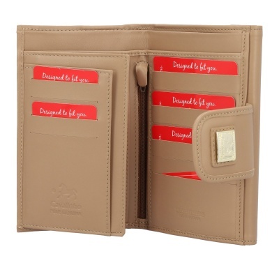 Carteira em pele genuína bege aberta com vários compartimentos para cartões e fecho com botão metálico dourado.