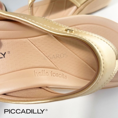 Sandália dourada PICCADILLY com texto hello fascite na palmilha
