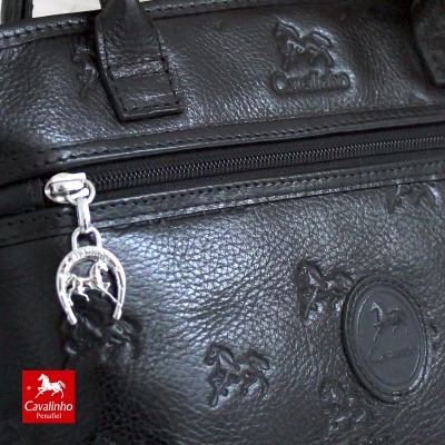 Mala de couro preta texturada com padrão de cavalos em relevo e fecho de correr