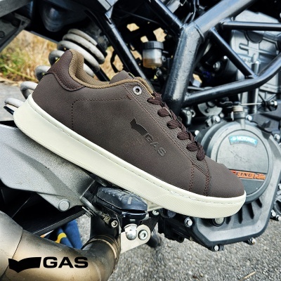 Sapato casual castanho escuro com sola branca da marca GAS sobre motocicleta preta e cinzenta