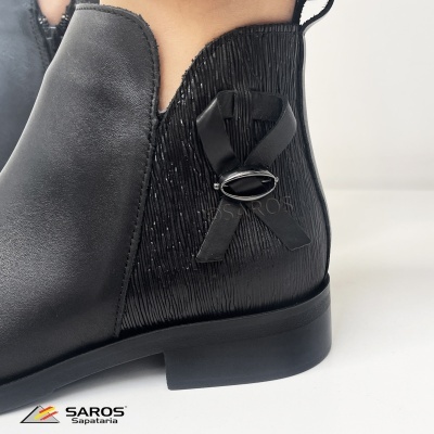 bota preta de couro com laço e fivela