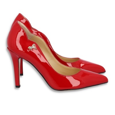 Sapatos de salto alto vermelhos com detalhe prateado em forma de cavalo