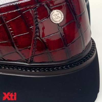 sapato vermelho verniz padrão pele de crocodilo com sola preta e chapa metálica