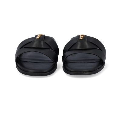 Chinelos pretos com tiras cruzadas e detalhe dourado em letra F