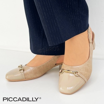 Sapatos bege claro com biqueira brilhante e detalhe metálico dourado, usados com calças azul escuro às riscas finas, fundo branco