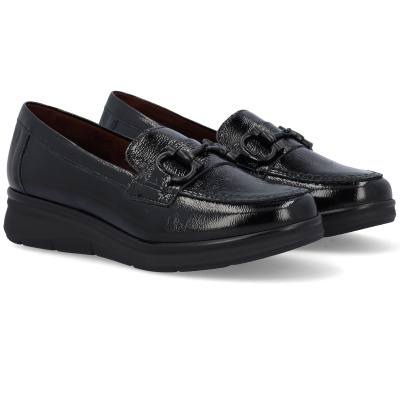 Sapatos mocassim masculinos pretos em pele com fecho decorativo em metal