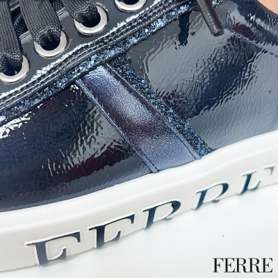 Sapatilha azul verniz com sola branca e escrita FERRE