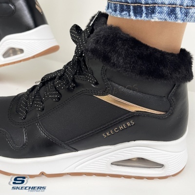 Bota desportiva preta Skechers com forro de pelo e sola branca