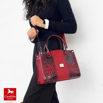 Mala vermelho e preto com padrão pele de serpente da Cavalinho
