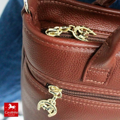 Bolsa de pele castanha com fechos dourados e logo Cavalinho Penafiel