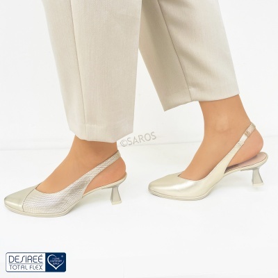 Sapatos de salto médio creme com textura brilhante e tira atrás para calcanhar