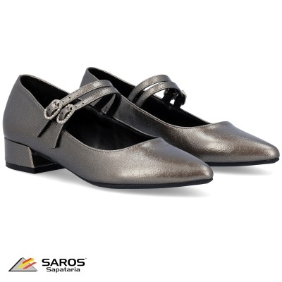 Sapatos metálicos cinza com fivelas e salto baixo