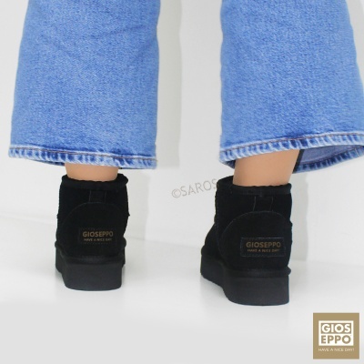 Botas pretas de camurça GIOSEPPO vistas de trás com calças de ganga azuis.