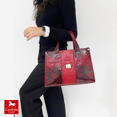 Sacola vermelha padrão pele de cobra com logótipo Cavalinho