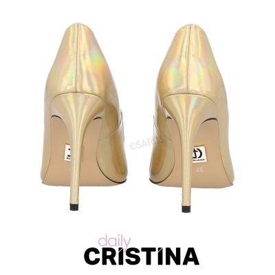 Sapatos de salto alto dourados iridescentes vistos de trás