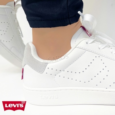 Tênis brancos Levi's com detalhes em cinza e sola branca