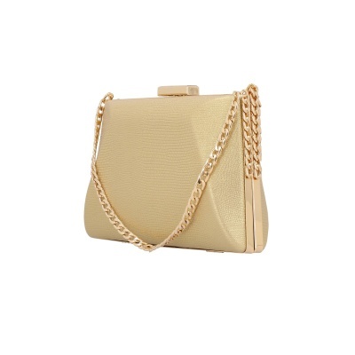 Carteira bege com corrente dourada