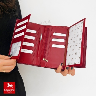 Carteira feminina em couro vermelho com múltiplos compartimentos e padrão interior Cavalinho