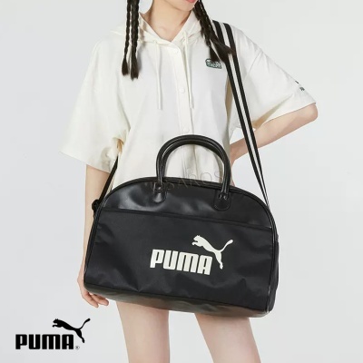 Bolsa desportiva preta PUMA com alça larga em fundo branco