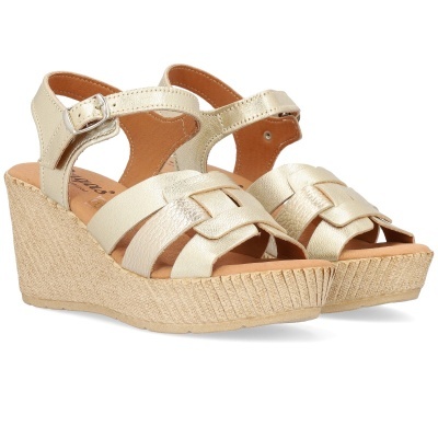 Sandálias douradas tipo cunha com salto em textura natural e fecho de fivela