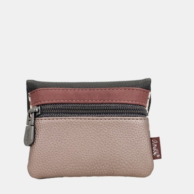 Carteira pequena bege com fecho de correr preto e detalhe castanho