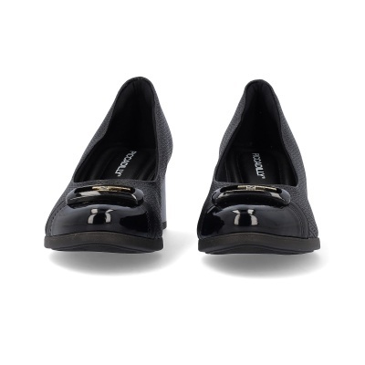 Sapatos femininos pretos tipo mocassim com detalhe metálico