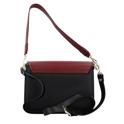 Mala de ombro preta com aba vermelha e alças em preto e vermelho