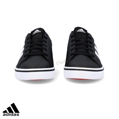 Par de sapatilhas negras Adidas com riscas brancas e sola branca em fundo branco.