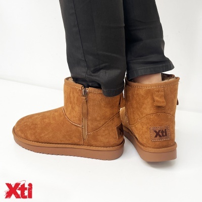 Botas castanhas curtas com fecho lateral e etiqueta Xti