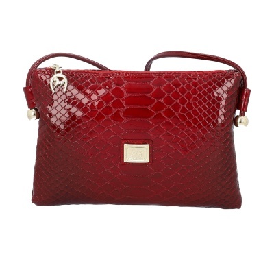 Bolsa clutch vermelha com padrão texturizado imitando pele de réptil