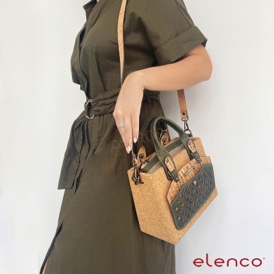 Bolsa de mão em cortiça com detalhes verdes e padrão recortado