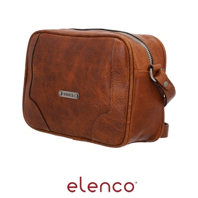 Necessaire castanha em pele sintética com fecho de correr e etiqueta metálica da marca elenco