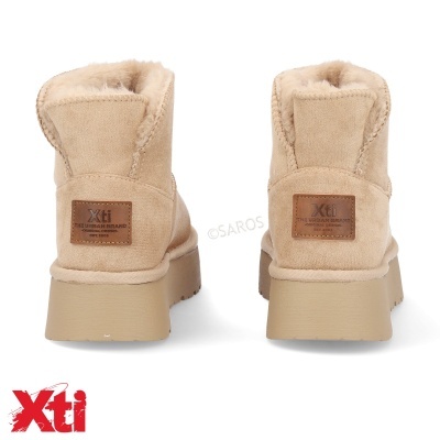 Botas bege Xti de camurça com interior em pêlo sintético vistas por trás