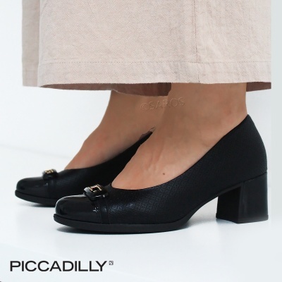 Sapatos pretos de salto médio quadrado com fivela dourada