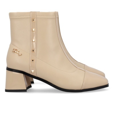 Botas bege de couro com salto médio e tachas douradas