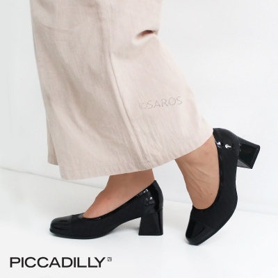 Sapatos de salto médio pretos em verniz com bico quadrado