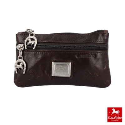 Carteira pequena Cavalinho em pele castanha com dois fechos em metal prateado e placa metálica