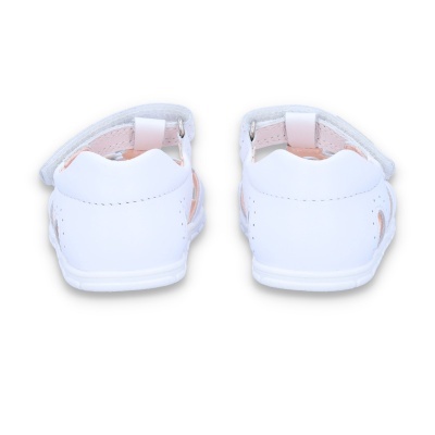 Sandálias infantis brancas com fecho de velcro vistas de trás
