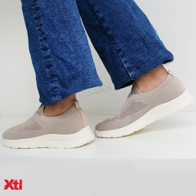 Ténis slip-on bege com sola branca e textura em malha