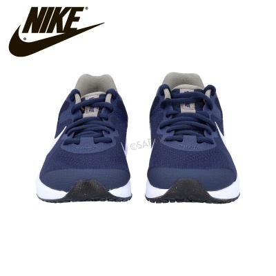 Ténis desportivos azuis Nike com sola branca