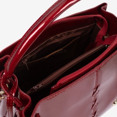 Mala de mão vermelha em verniz com fecho e interior forrado