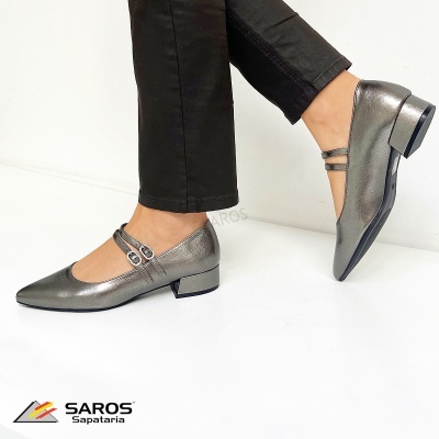 Sapatos femininos prateados metálicos com tiras e fivelas