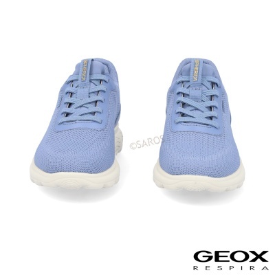 Sapatilhas azuis claras Geox Respira com solado branco e etiqueta amarela em fundo branco